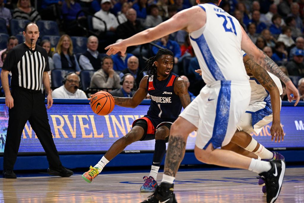 Duquesne's Tarence Guinyard, center, brings the ball up court against the Saint Louis Billikens during the first half of an NCAA college basketball game Saturday, Feb. 28, 2026, in St. Louis. (AP Photo/Jeff Le)
