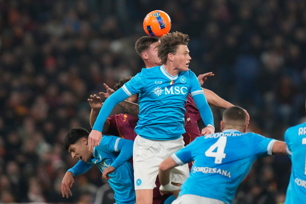 Napoli's Scott McTominay goes for the header with Roma's Evan Ferguson during the Serie A soccer match between Roma and Napoli in Rome, Sunday, Nov. 30, 2025. (AP Photo/Gregorio Borgia)