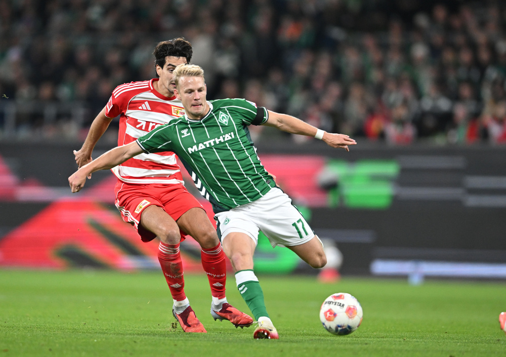 Bremen's Marco Grüll, right, and Berlin's Diogo Leite in action during the Bundesliga soccer match between FC Union Berlin, Matchday 8, at Weserstadion in Bremen, Germany, Friday Oct. 24, 2025. (Carmen Jaspersen/dpa via AP)