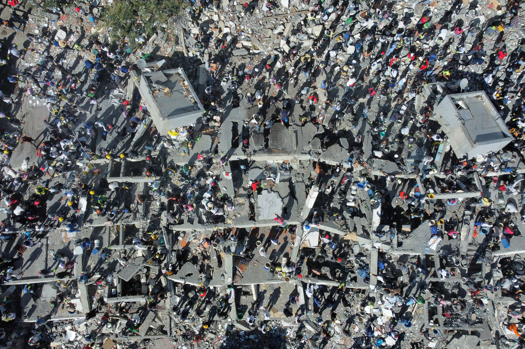 Residents and rescue workers search through the rubble after an earthquake struck Cali, Colombia, Monday, Aug. 10, 2026. (AP Photo/Santiago Saldarriaga)