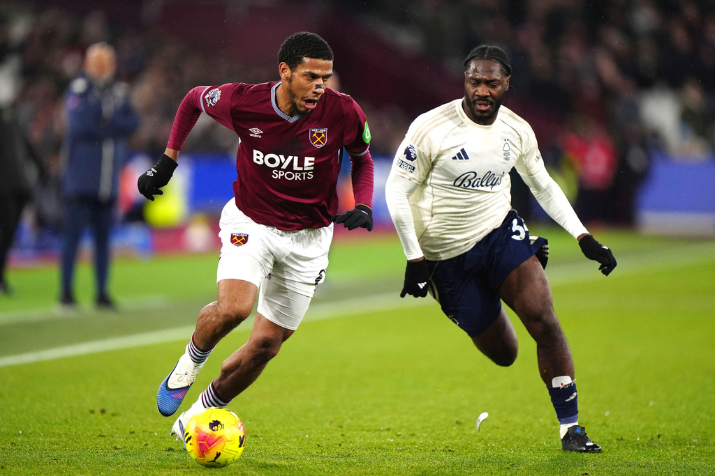 West Ham United's Jean-Clair Todibo, left, and Nottingham Forest's Ola Aina in action during the English Premier League soccer match between West Ham United and Nottingham Forest in London, Tuesday Jan. 6, 2026. (Bradley Collyer/PA via AP)