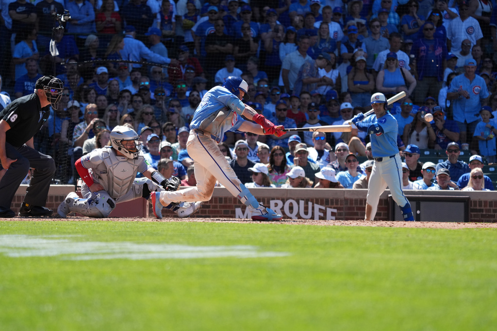 Chicago Cubs' Pete Crow-Armstrong, center, hits a one-run single against the Toronto Blue Jays during the sixth inning of a baseball game Friday, June 19, 2026, in Chicago. (AP Photo/David Banks)