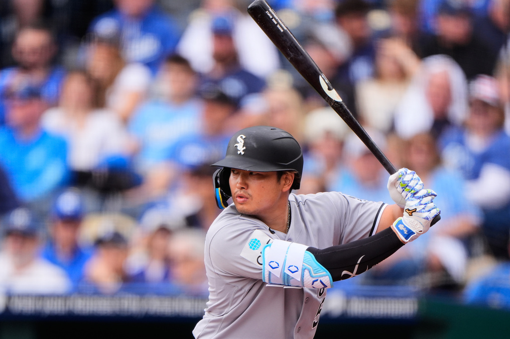 Chicago White Sox's Munetaka Murakami bats during the first inning of a baseball game against the Kansas City Royals, Saturday, April 11, 2026, in Kansas City, Mo. (AP Photo/Charlie Riedel)