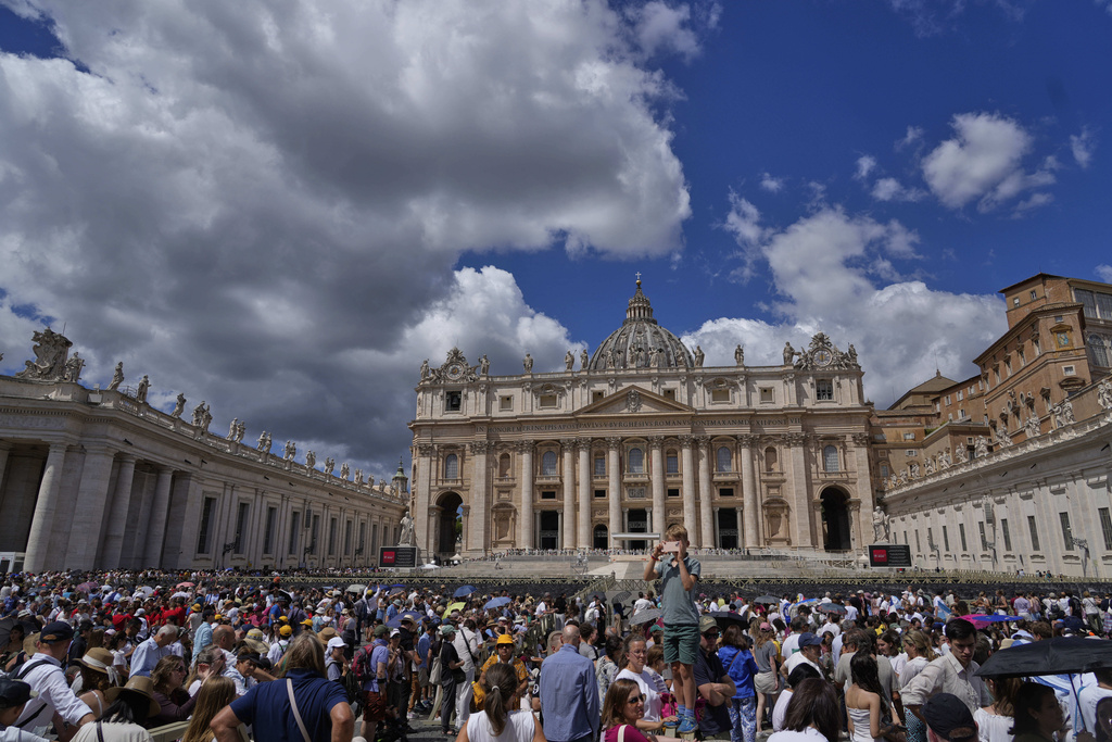 Faithful wait for the start of Pope Leo XIV's Angelus noon prayer in St. Peter's Square at the Vatican, Sunday, July 27, 2025. (AP Photo/Gregorio Borgia)