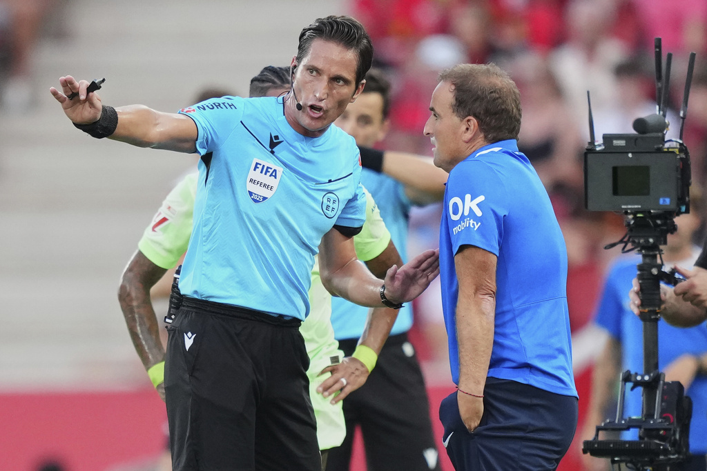 Mallorca's head coach Jagoba Arrasate argues with the referee during the La Liga soccer match between Mallorca and Barcelona in Mallorca, Spain, Saturday, Aug. 16, 2025. (AP Photo/Joan Mateu Parra)
