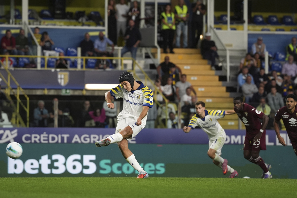 Parma's Mateo Pellegrino Casalanguida shoots to score his side's first goal on a penalty kick during a Serie A soccer match between Parma and Torino at the Ennio Tardini Stadium in Parma, northern Italy, Monday, Sept. 29, 2025. (Massimo Paolone/LaPresse via AP)