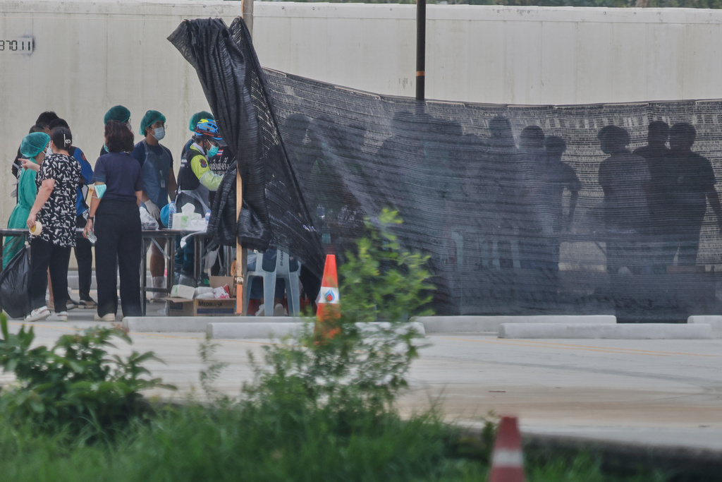 Forensic officers inspect recovered dead bodies from floodwaters in Songkhla province, southern Thailand, Friday, Nov. 28, 2025. (AP Photo/Sarot Meksophawannakul)