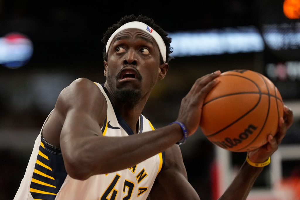 Indiana Pacers forward Pascal Siakam (43) handles the ball during the second half of an NBA basketball game against the Chicago Bulls, Friday, Dec. 5, 2025, in Chicago. (AP Photo/Erin Hooley)