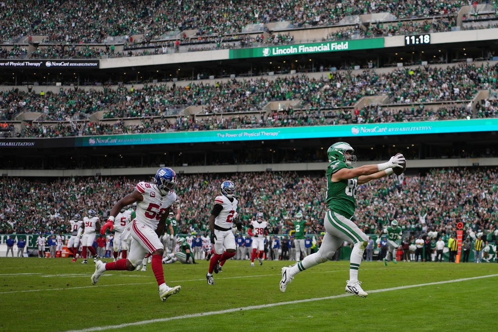 Philadelphia Eagles tight end Dallas Goedert (88) scores a touchdown during the second half of an NFL football game against the New York Giants on Sunday, Oct. 26, 2025, in Philadelphia. (AP Photo/Matt Slocum)