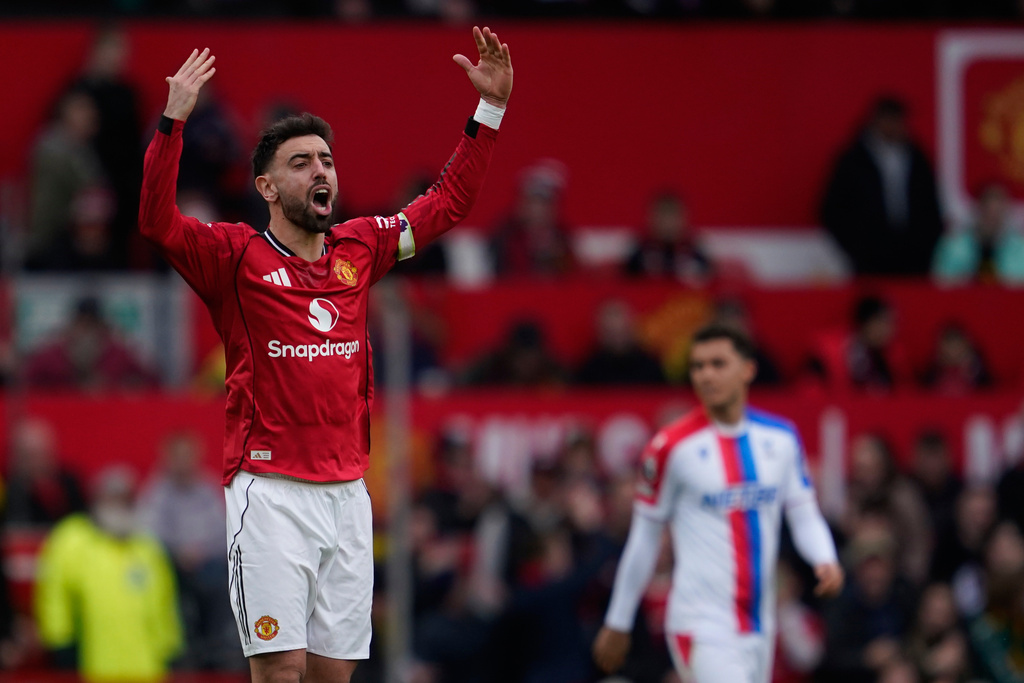Manchester United's Bruno Fernandes celebrates after scoring during the Premiier League soccer match between Manchester United and Crystal Palace in Manchester, England, Sunday, March 1, 2026. (AP Photo/Dave Thompson)