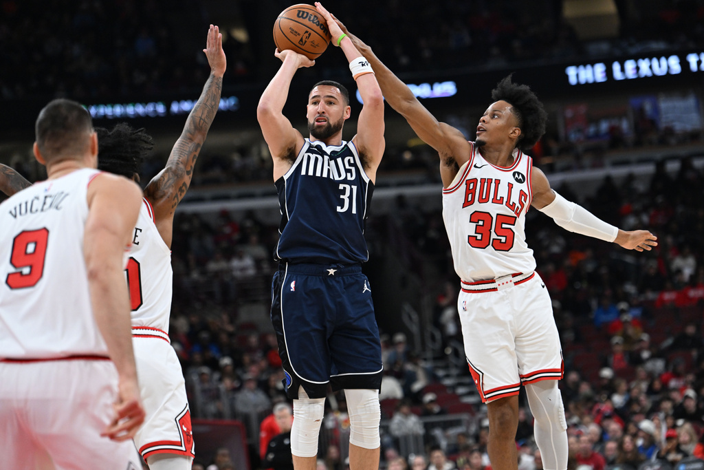 Dallas Mavericks' Klay Thompson (31) goes up for a shot against Chicago Bulls' Issac Okoro (35) during the first half of an NBA basketball game, Saturday, Jan. 10, 2026, in Chicago. (AP Photo/Paul Beaty)