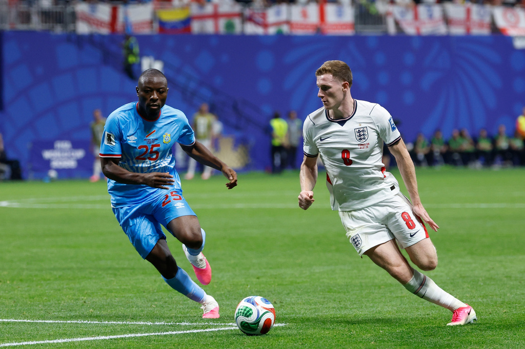 El inglés Elliot Anderson pelea con Edo Kayembe, del Congo, por el balón en el encuentro de los dieciseisavos de final de la Copa Mundial el miércoles primero de julio del 2026. (AP Foto/Butch Dill)