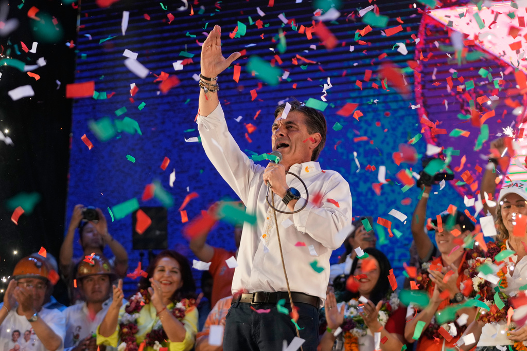 Presidential candidate Rodrigo Paz addresses supporters during a closing campaign rally ahead of the upcoming runoff election in Tarija, Bolivia, Wednesday, Oct. 15, 2025. (AP Photo/Juan Karita)