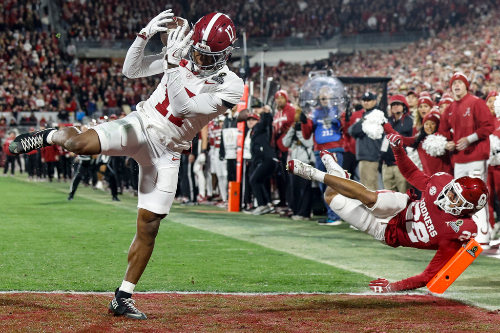 Alabama wide receiver Lotzeir Brooks (17) makes a touchdown catch against Oklahoma during the second half in the first round of an NCAA College Football Playoff, Friday, Dec. 19, 2025, in Norman, Okla. (AP Photo/Alonzo Adams)