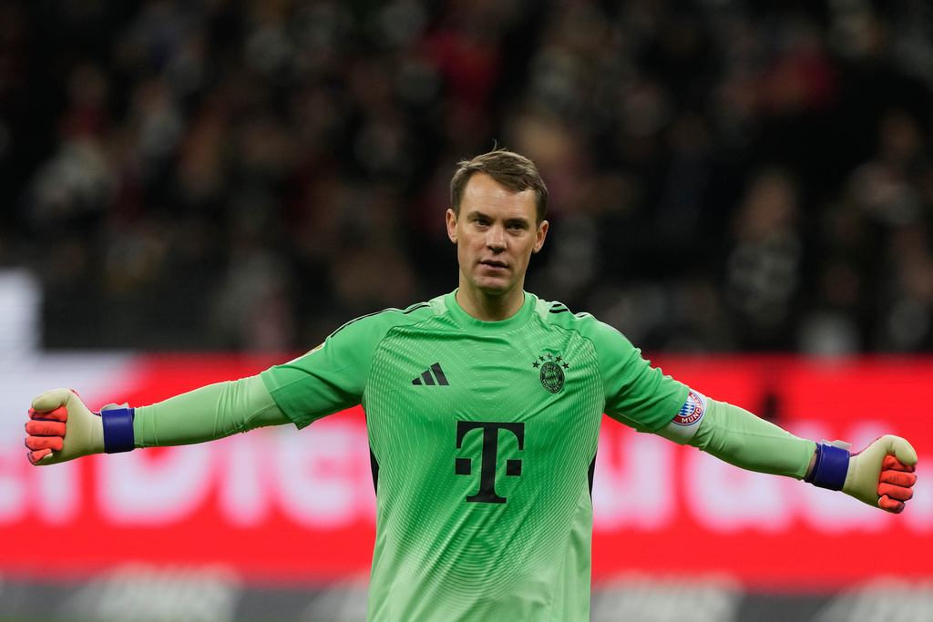 Bayern's goalkeeper Manuel Neuer celebrates after team mate Luis Diaz scored during the Bundesliga soccer match between Eintracht Frankfurt and FC Bayern Munich in Frankfurt, Germany, Saturday, Oct. 4, 2025. (AP Photo/Michael Probst)
