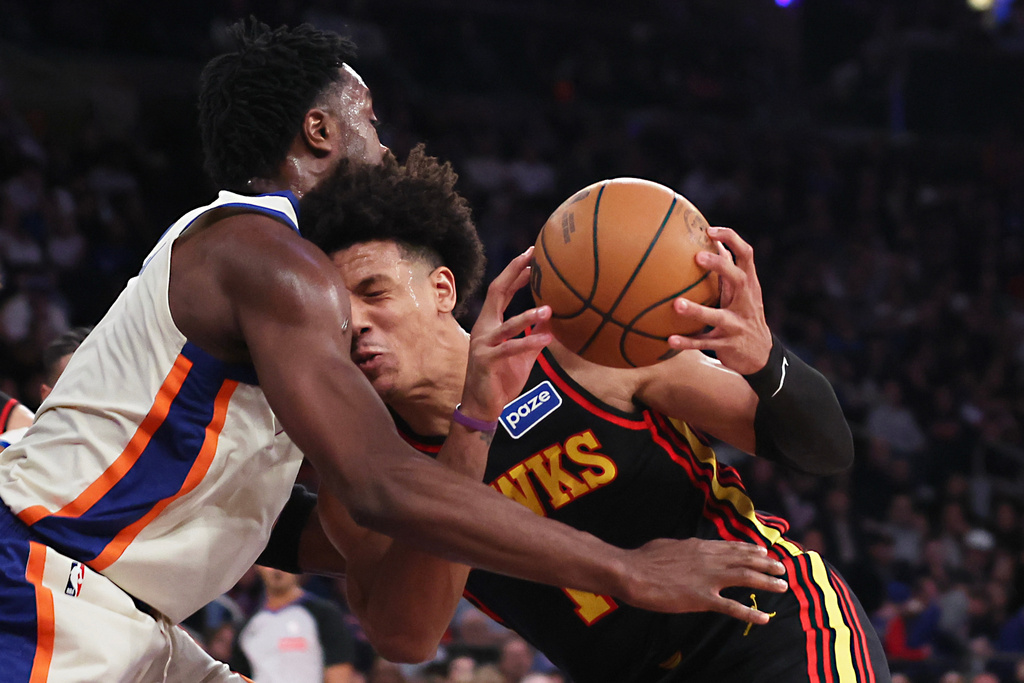 Atlanta Hawks forward Jalen Johnson, right, is defended by New York Knicks forward Og Anunoby during second half of an NBA basketball game, Friday, Jan. 2, 2026, in New York. (AP Photo/Heather Khalifa)