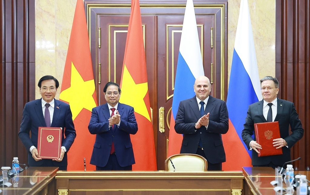 Vietnamese Prime Minister Pham Minh Chinh, second left and Russian Prime Minister Mikhail Mishustin, second right, applaud at a signing ceremony of agreements during Chinh’s official visit in Moscow, Russia, March. 23, 2026. (Duong Van Giang/VNA via AP)