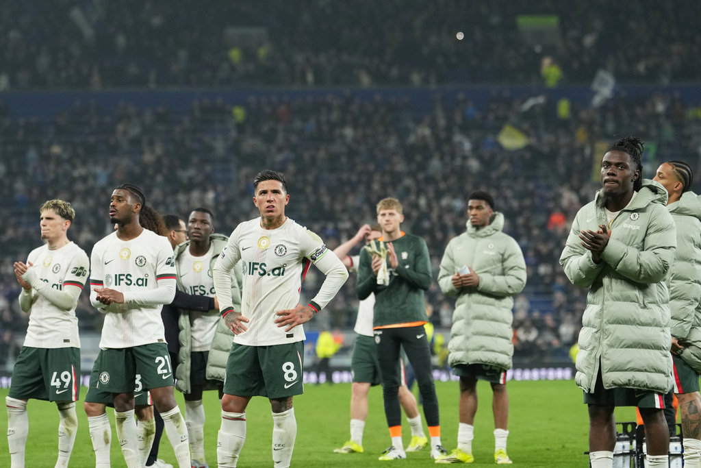 Chelsea players react disappointed after the English Premier League soccer match between Everton and Chelsea in Liverpool, England, Saturday, March 21, 2026. (AP Photo/Jon Super)