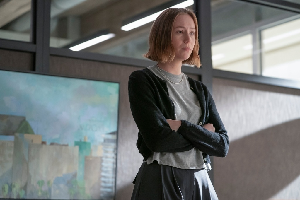 This image released by HBO shows Hannah Einbender in a scene from "Hacks." (HBO via AP)