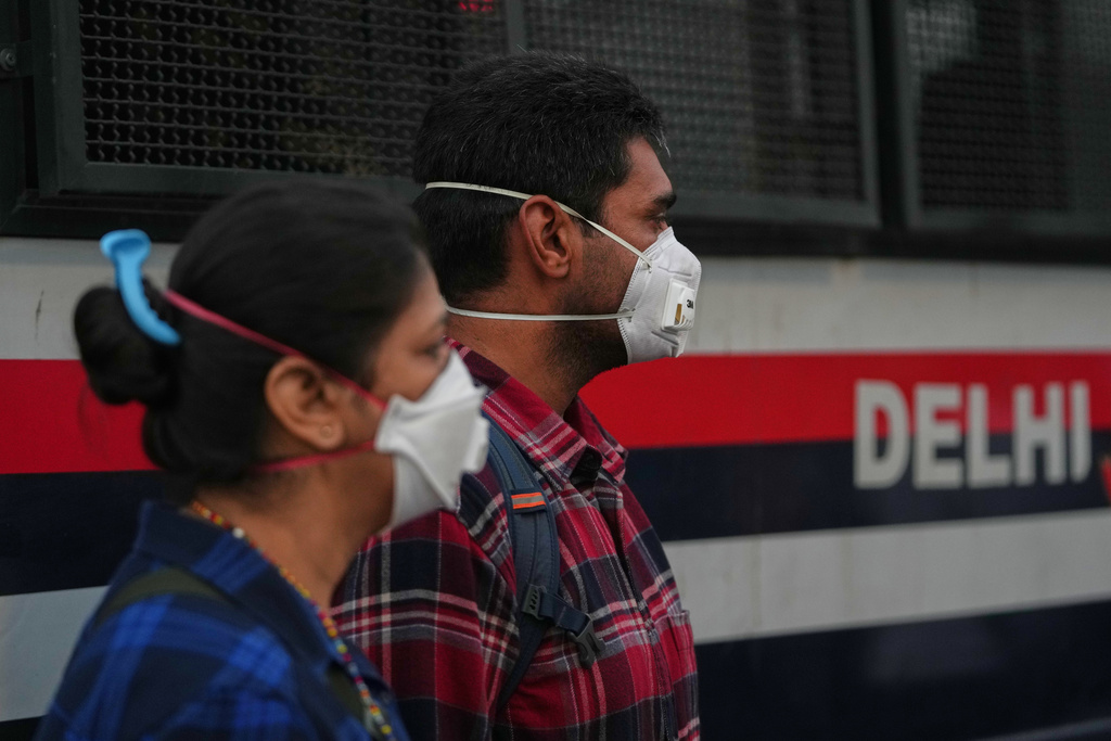 People arrive wearing face masks during a protest against what they called the government's lack of action to combat air pollution in the capital city New Delhi, India, Sunday, Nov. 9, 2025. (AP Photo/Manish Swarup)