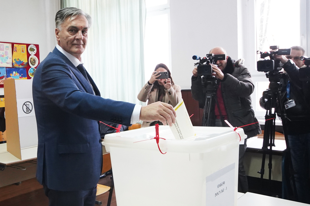Sinisa Karan casts his ballot in a snap presidential election of Republika Srpska at a polling station in Banja Luka, northwest of Sarajevo, Bosnia, Sunday, Nov. 23, 2025. (AP Photo/Milivoje Pavicic)
