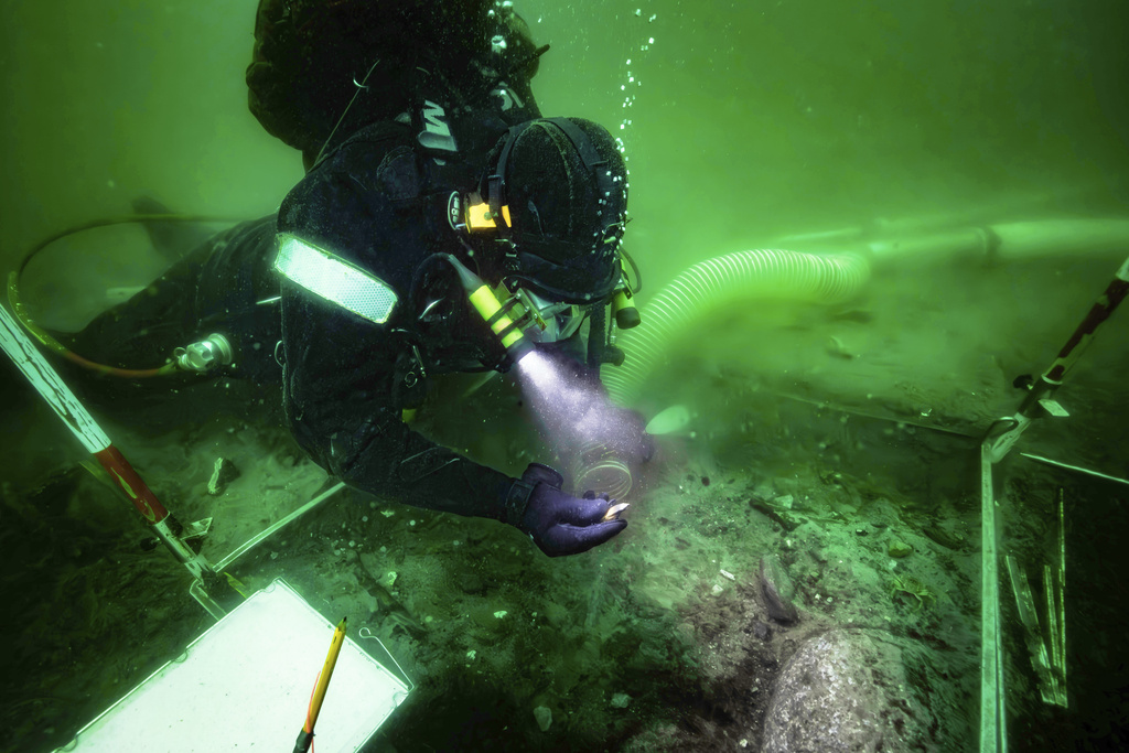 A diver excavates an 8,500-year-old Stone Age coastal settlement, submerged by sea level rise in the Bay of Aarhus, Denmark. Aug.8, 2025. (Soren Christian Bech via AP)