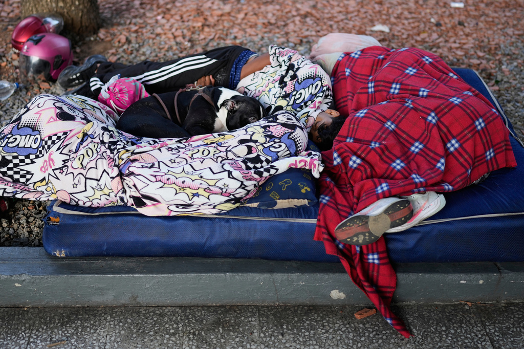 People sleep in the streets a day after an earthquake and several aftershocks struck Caracas, Venezuela, Thursday, June 25, 2026. (AP Photo/Ariana Cubillos)
