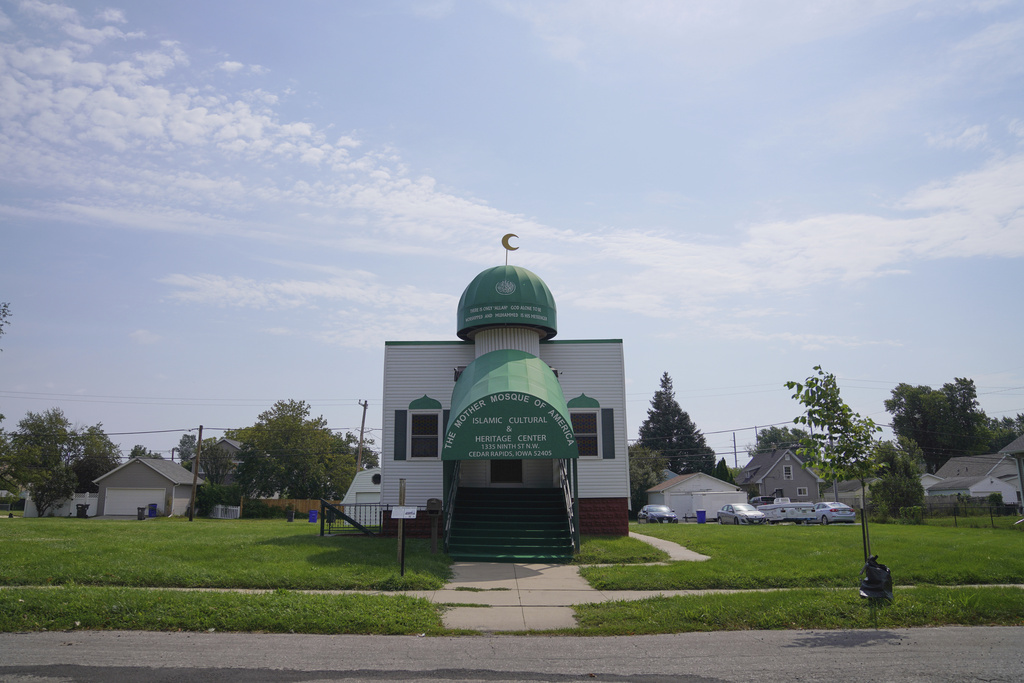 CORRECTS TO OLDEST SURVIVING, NOT FIRST BUILT - The "Mother Mosque" in Cedar Rapids, Iowa, is the oldest surviving place of worship for Muslims in the United States, erected by people from present-day Lebanon nearly a century ago, seen on Friday, Aug. 8, 2025. (AP Photo/Jessie Wardarski)