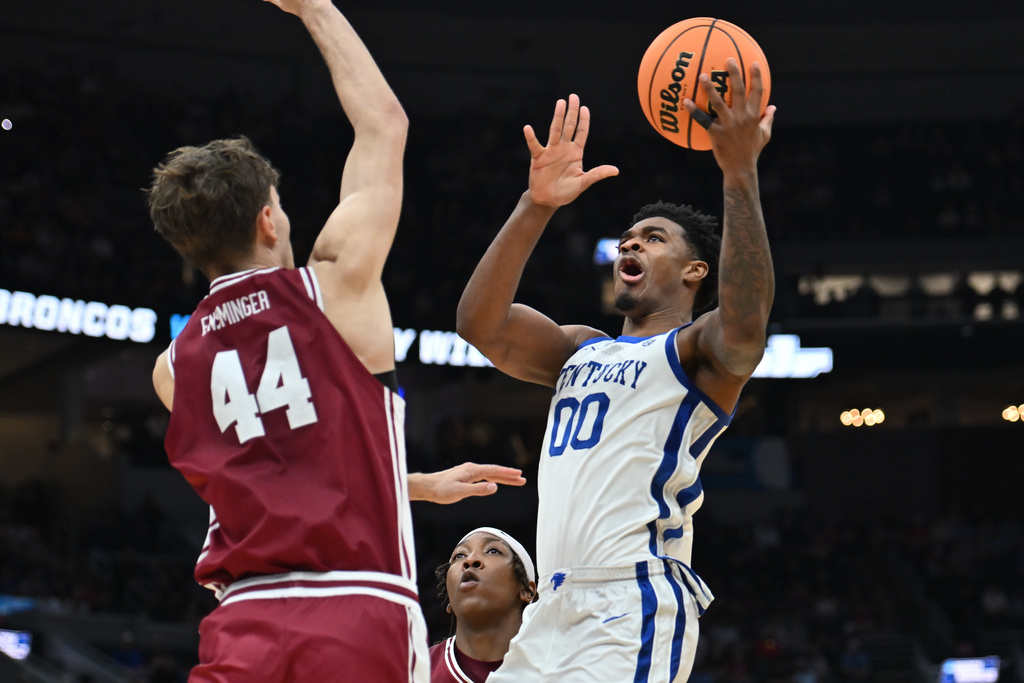 Kentucky's Otega Oweh (00) heads to the basket as Santa Clara's Jake Ensminger (44) defends during the second half in the first round of the NCAA college basketball tournament, Friday, March 20, 2026, in St. Louis. (AP Photo/Ali Overstreet)