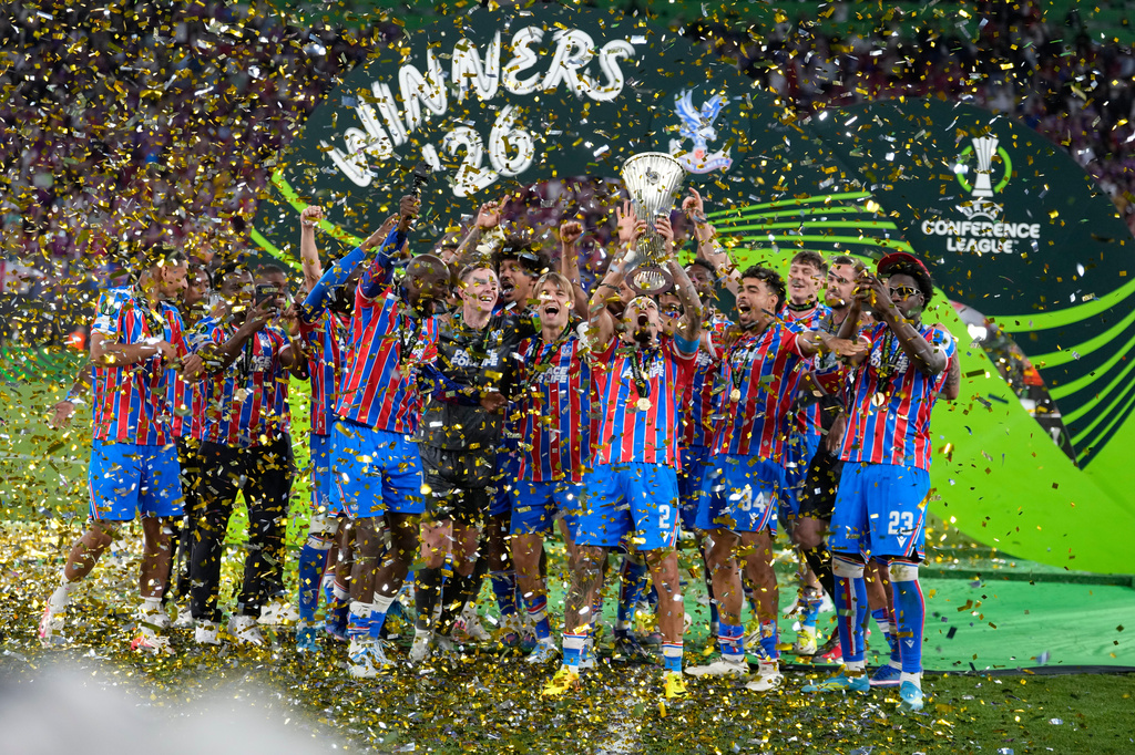 Crystal Palace players with the trophy of the Europa Conference League after the final soccer match between Crystal Palace and Rayo Vallecano in Leipzig, Germany, Wednesday, May 27, 2026. (AP Photo/Michael Probst)