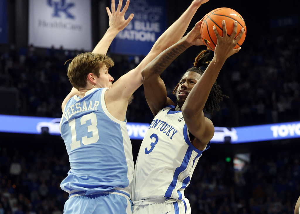 Kentucky's Kam Williams (3) is pressured by North Carolina's Henri Veesaar (13) during the first half of an NCAA college basketball game in Lexington, Ky., Tuesday, Dec. 2, 2025. (AP Photo/James Crisp)