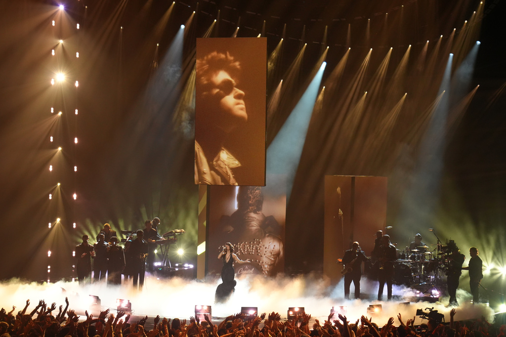 Raye performs a tribute to George Michael during the MTV Video Music Awards on Sunday, Sept. 27, 2026, at the Peacock Theater in Los Angeles. (AP Photo/Chris Pizzello)