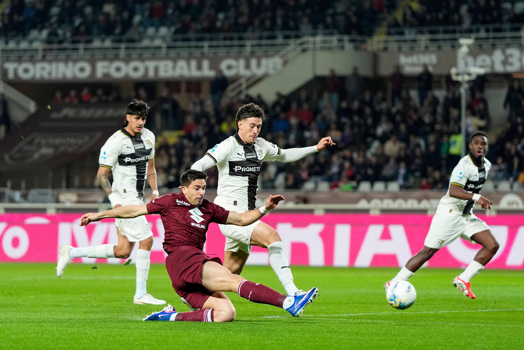 Torino's Giovanni Simeone scores during the Serie A soccer match between Torino FC and Parma, Friday, March 13, 2026, in Turin, Italy. (Fabio Ferrari/LaPresse via AP)