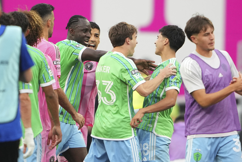 Inter Miami forward Luis Suárez, back center facing, is separated from Seattle Sounders midfielder Obed Vargas, second from right, by defender Yeimar Gómez and defender Cody Baker (33) after the Leagues Cup final soccer match Sunday, Aug. 31, 2025, in Seattle. (AP Photo/Lindsey Wasson)