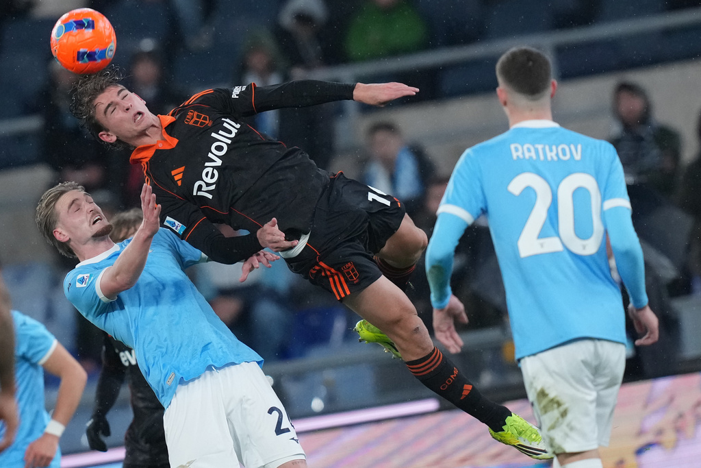 Lazio's Kenneth Taylor, left, and Como's Nico Paz challenge for the ball during the Serie A soccer match between Lazio and Como, in Rome, Monday, Jan. 19, 2026. 2026. (Alfredo Falcone/LaPresse via AP)