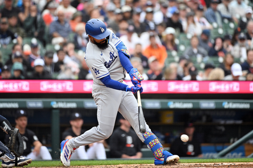 Los Angeles Dodgers' Teoscar Hernández hits a single during the fourth inning of a baseball game against the Detroit Tigers, Sunday, Aug. 30, 2026, in Detroit. (AP Photo/Jose Juarez)