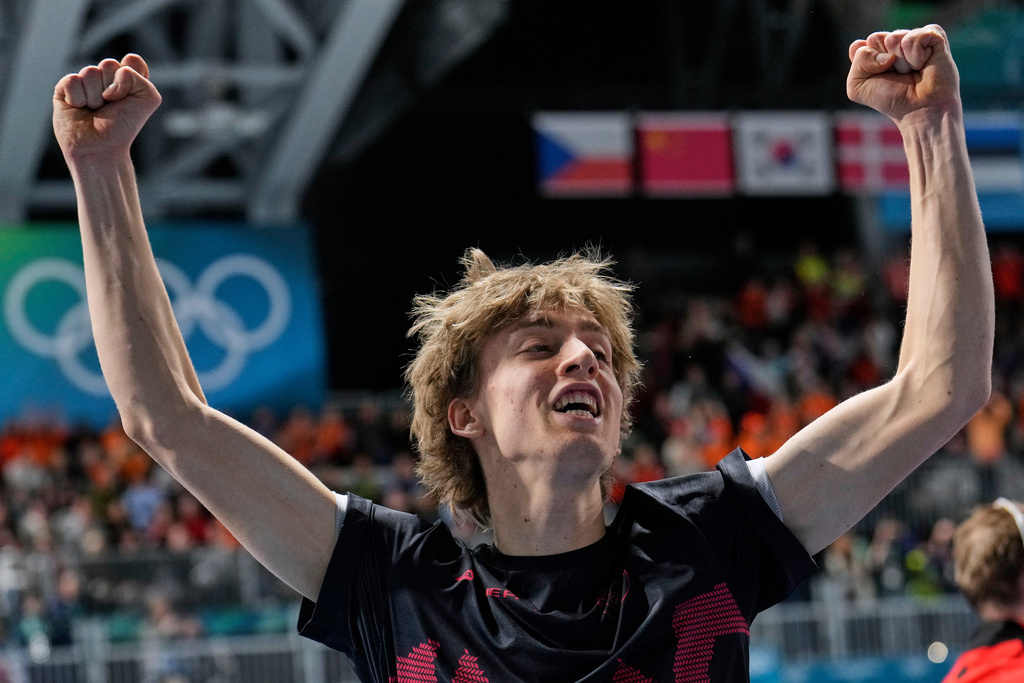 Metodej Jilek of Czechia celebrates winning the gold medal in the men's 10,000 meters speedskating race at the 2026 Winter Olympics, in Milan, Italy, Friday, Feb. 13, 2026. (AP Photo/Luca Bruno)