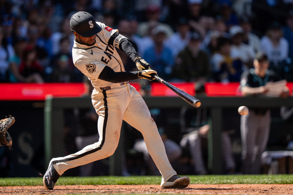Seattle Mariners' Victor Robles hits an RBI single during the 10th inning of a baseball game against the Arizona Diamondbacks, Sunday, May 31, 2026, in Seattle. (AP Photo/Stephen Brashear)