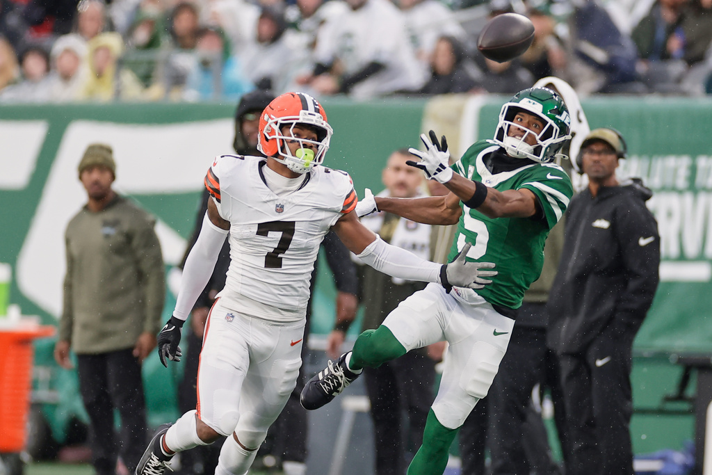 Cleveland Browns cornerback Tyson Campbell (7) and New York Jets wide receiver Garrett Wilson (5) watch the ball on an incomplete pass in the second half of an NFL football game, Sunday, Nov. 9, 2025, in East Rutherford, N.J. (AP Photo/Adam Hunger)