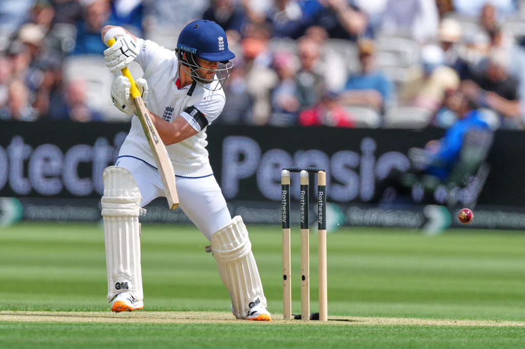 England's Ben Duckett plays a shot off the bowling of New Zealand's Matt Henry during the first day of their test match at Lord's cricket ground in London, Thursday, June 4, 2026. (AP Photo/Kirsty Wigglesworth)