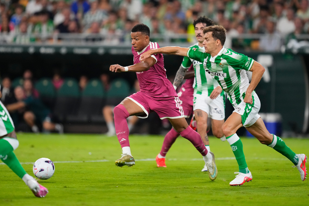 Betis' Diego Llorente, right, challenges Real Madrid's Kylian Mbappe during the Spanish La Liga soccer match between Real Betis and Real Madrid in Seville, Spain, Friday, Sept. 4, 2026. (AP Photo/Jose Breton)