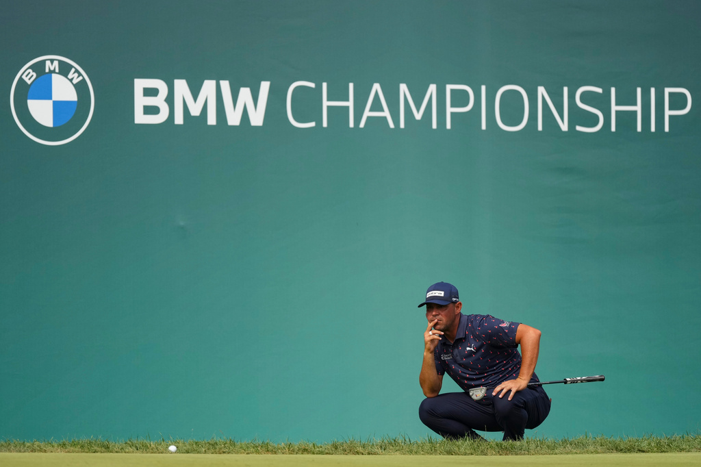 Gary Woodland waits to putt on the 18th green in the final round of the BMW Championship golf tournament, Sunday, Aug. 23, 2026, in St. Louis. (AP Photo/Jeff Roberson)