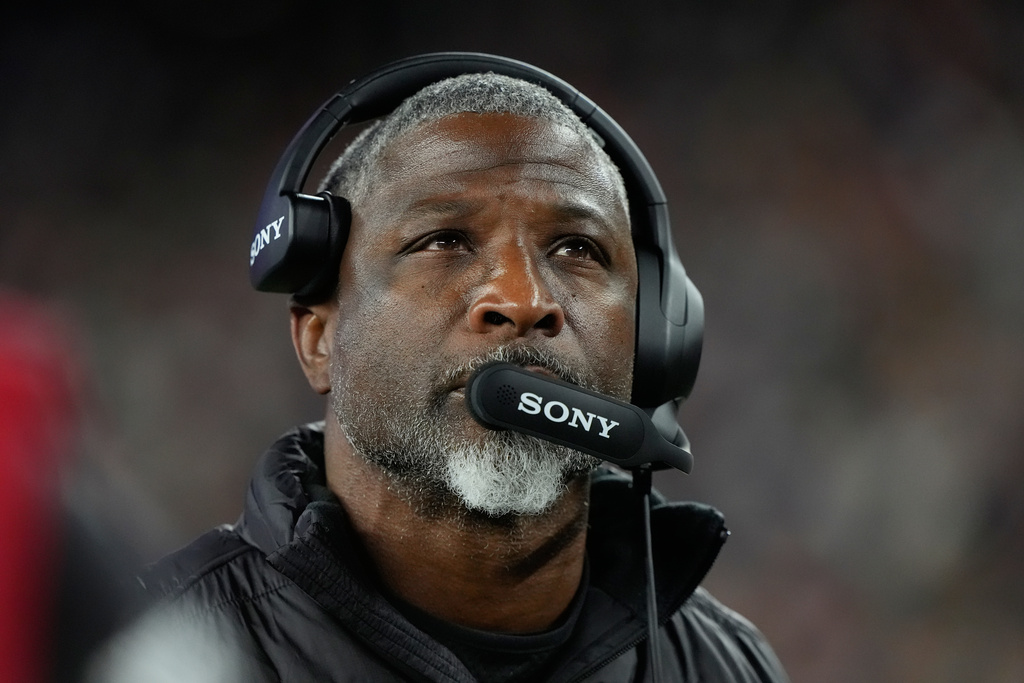 New York Jets head coach Aaron Glenn looks on ahead of an NFL football game =ap, Thursday, Nov. 13, 2025, in Foxborough, Mass. (AP Photo/Robert F. Bukaty)
