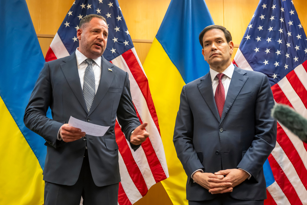 Head of the Office of the President of Ukraine Andriy Yermak, second right, and U.S. Secretary of State Marco Rubio talk to the press as their consultations continue at the U.S. Mission to International Organizations in Geneva, Switzerland, Sunday, Nov. 23, 2025. (Martial Trezzini/Keystone via AP)