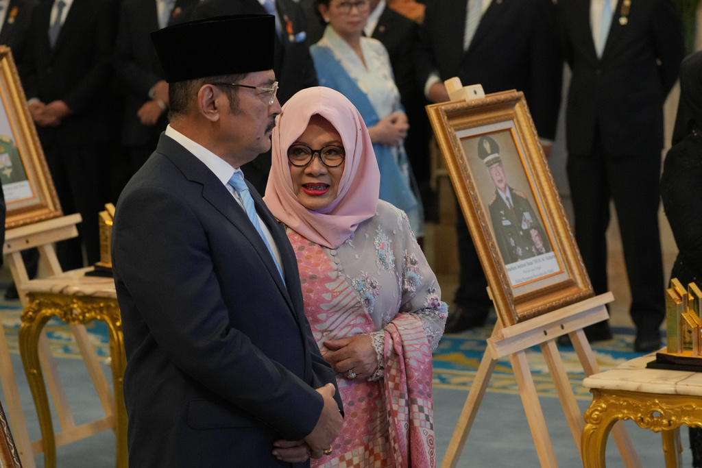 Siti Hardiyanti Rukmana, the eldest daughter of the late President Suharto confers with her brother Bambang Trihatmojo during a ceremony awarding national hero title to ten figures including the former strongman, at the State Palace in Jakarta, Indonesia, Monday, Nov. 10, 2025. (AP Photo/Achmad Ibrahim)