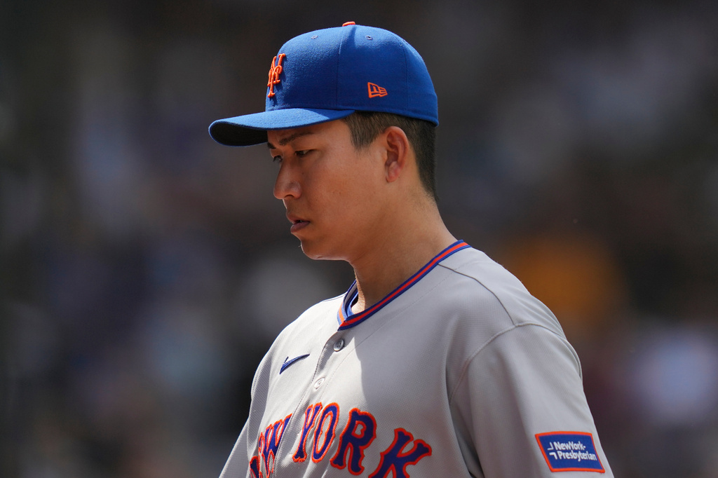 New York Mets starter Kodai Senga leaves the mound after a pitching change during the fourth inning of a baseball game against the Chicago Cubs, Friday, April 17, 2026, in Chicago. (AP Photo/Erin Hooley)
