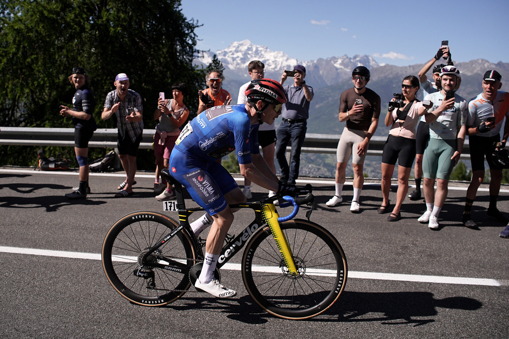 Denmark's Jonas Vingegaard pedals on his way to win the 14th stage and take the overall lead of the Giro d'Italia cycling race, from Aosta to Pila, Italy, Saturday, May 23, 2026. (Marco Alpozzi/LaPresse via AP)