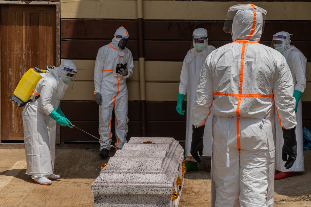 Health workers prepare the coffin of Angèle Muyumba Nsimire, a university student who died of Ebola at the Citadelle Clinic in Bunia, Congo, Friday, June 12, 2026. (AP Photo/Moses Sawasawa)
