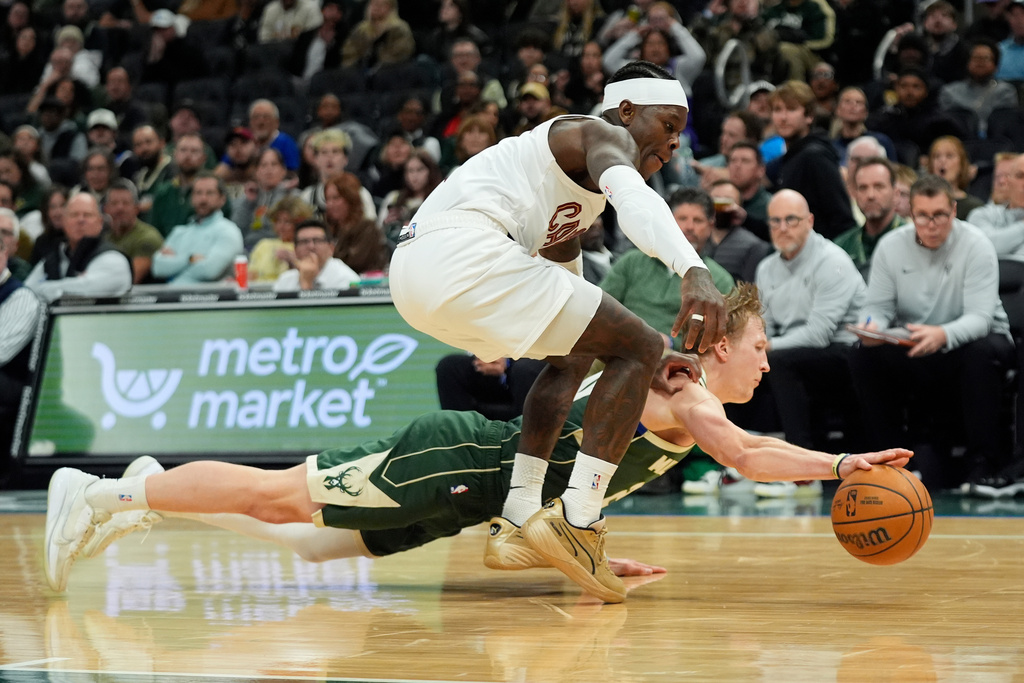 Cleveland Cavaliers' Dennis Schröder and Milwaukee Bucks' AJ Green go after a loose ball during the second half of an NBA basketball game Wednesday, Feb. 25, 2026, in Milwaukee. (AP Photo/Aaron Gash)