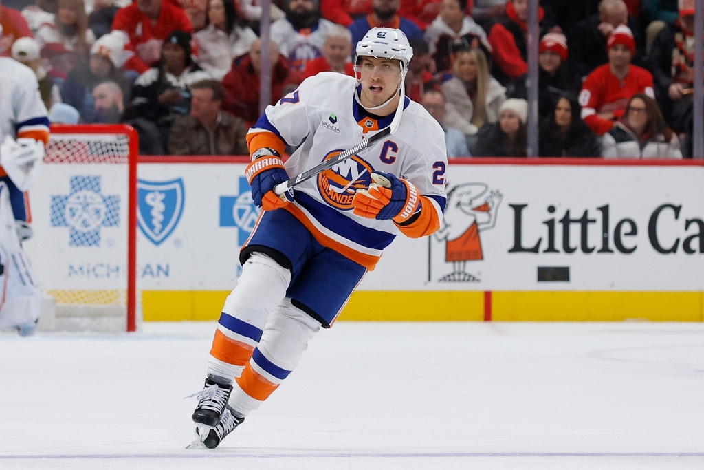 New York Islanders left wing Anders Lee (27) during the third period of an NHL hockey game against the Detroit Red Wings Tuesday, Dec. 16, 2025, in Detroit. (AP Photo/Duane Burleson)